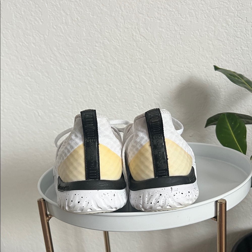 Nike White and Black Sneakers with Sleek Design - Picture 3 of 4